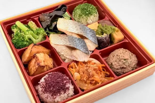 FISH A WEEK 週一魚-【豪華】さば塩焼きと鶏の照り焼きの彩り野菜デリ御膳