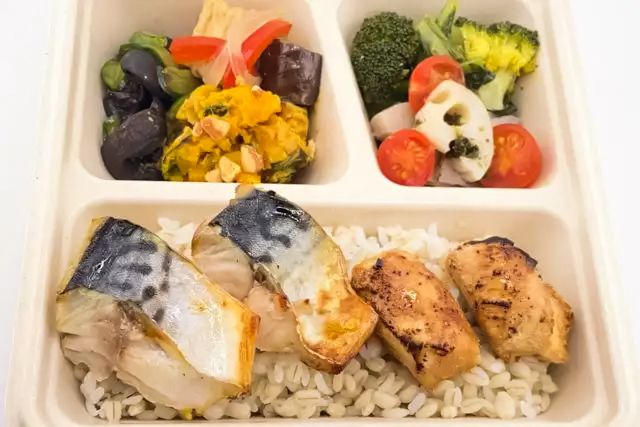 FISH A WEEK 週一魚-さばの塩焼きと鶏の照り焼きの彩り野菜デリ贅沢弁当