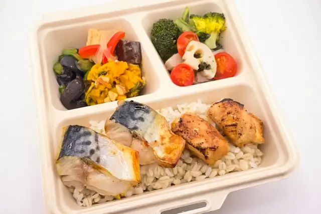 FISH A WEEK 週一魚-さばの塩焼きと鶏の照り焼きの彩り野菜デリ贅沢弁当