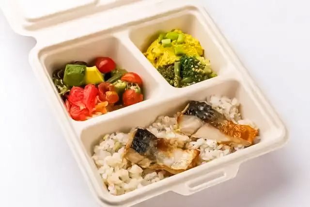 さばの塩焼きと4品目の彩り野菜デリ弁当の商品写真