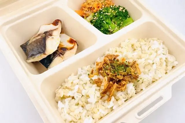 FISH A WEEK 週一魚-さばの塩焼きと2品目の彩り野菜デリ弁当