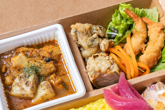 Food Laboratory カドノ-選べるカレーと多国籍おかず弁当〜エビフライ＆タイ風バイマックルー唐揚げ