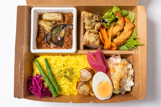 Food Laboratory カドノ-選べるカレーと多国籍おかず弁当〜エビフライ＆タイ風バイマックルー唐揚げ