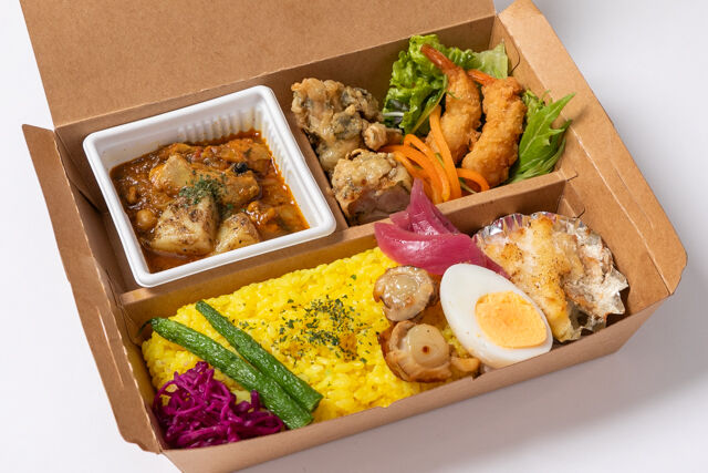 Food Laboratory カドノ-選べるカレーと多国籍おかず弁当〜エビフライ＆タイ風バイマックルー唐揚げ