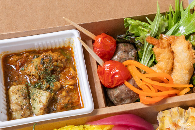 Food Laboratory カドノ-選べるカレーと多国籍おかず弁当〜エビフライ＆トルコハンバーグ