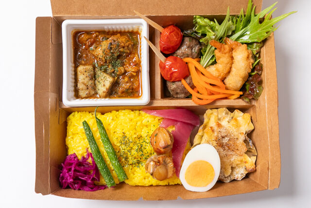 Food Laboratory カドノ-選べるカレーと多国籍おかず弁当〜エビフライ＆トルコハンバーグ