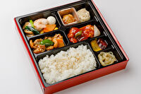 香港飲茶 福招門-【お茶付き】トリプルメイン中華幕の内弁当～鶏肉カシューナッツ＆酢豚～（白米）
