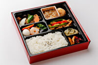 香港飲茶 福招門-【お茶付き】高級フカヒレ旨煮弁当～牛肉のオイスターソース炒め＆絶品青椒肉絲～