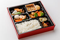 香港飲茶 福招門-【お茶付き】高級フカヒレ旨煮弁当～牛肉の香味炒め＆鶏肉とカシューナッツ炒め～