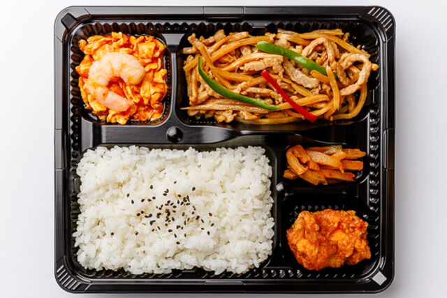 香港飲茶 福招門-（ミニ玉子エビチリ、唐揚げ付き）オイスターが香る青椒肉絲弁当！