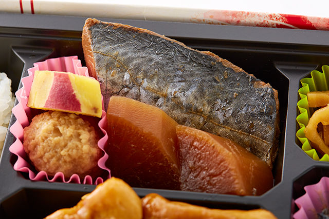 日本料理 二葉 の 鶏の照り焼きと鰆の煮付け弁当 ごちクル お弁当の配達 デリバリー 日本料理 二葉 の 鶏の照り焼きと鰆の煮付け弁当 ごちクル お弁当の配達 デリバリー