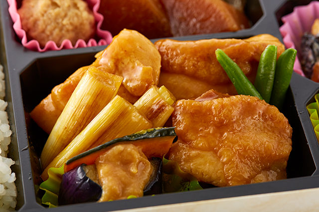 日本料理 二葉 の 鶏の照り焼きと鰆の煮付け弁当 ごちクル お弁当の配達 デリバリー 日本料理 二葉 の 鶏の照り焼きと鰆の煮付け弁当 ごちクル お弁当の配達 デリバリー