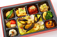 Bar de Espana Goliath-スペイン料理屋の魚介パエリアと10種類のタパス弁当