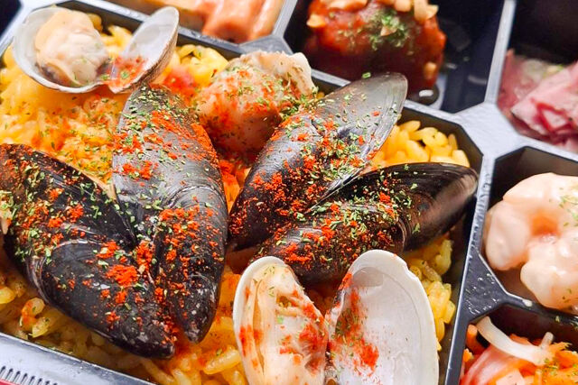 Bar de Espana Goliath-【12月限定】スペイン料理屋がつくる魚介パエリアのクリスマス弁当（ケーキ付き）