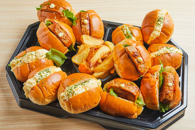 ロールサンドオードブル（自家製デミソースハンバーグ・玉子サラダ）