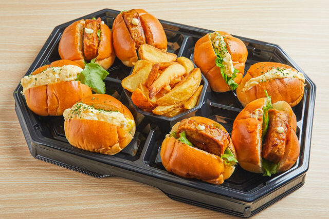 ロールサンドオードブル（自家製デミソースハンバーグ・玉子サラダ）