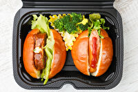 グランデリカ／早朝配達OK ロケ・イベントで人気の定番洋食弁当-ハンバーグ＆ホットドッグのロールパンボックス【焼きブロッコリー】