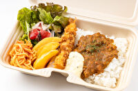 グランデリカ／早朝配達OK ロケ・イベントで人気の定番洋食弁当-具材ゴロゴロやみつきキーマカレーとエビフライのタルタルソース添え