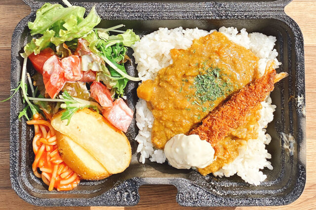 グランデリカ／早朝配達OK ロケ・イベントで人気の定番洋食弁当-具材ゴロゴロやみつきキーマカレーとエビフライのタルタルソース添え
