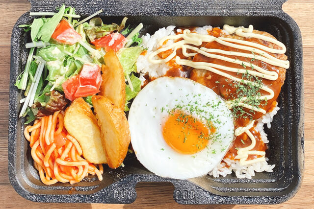 【人気NO.2】自家製牛すじ煮込みハンバーグのロコモコ