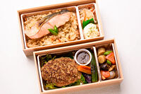 Grill&amp;Steak 『緑葉』-大きな鮭の炊き込みご飯とあらびきハンバーグ2段弁当
