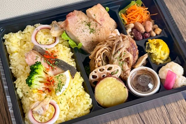 【秋限定】秋鮭のパエリアときのこハンバーグ〜トリュフ香るソース〜＆ハーブチキングリル