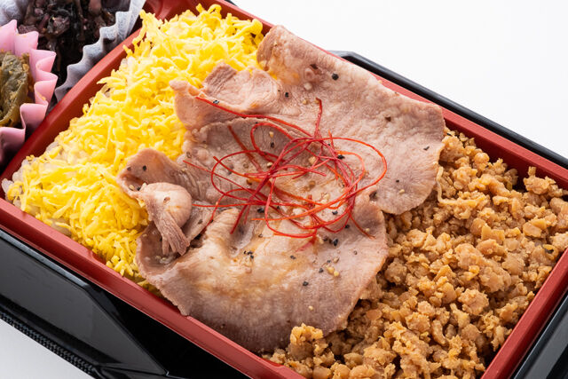 牛たん炭焼 利久（広島店）-牛たん三色丼弁当（塩だれ味）