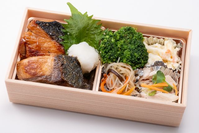 ハチ家-選べる和風おかずと但馬鶏の鶏天弁当