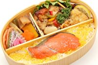 花筏-鮭・鶏焼きわっぱ弁当