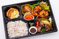 仕出し弁当 ひだまり-デラックス御膳～からあげ＆サイコロステーキ～