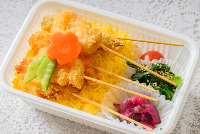 宝来～焼鳥と串カツとハンバーグ-串カツ弁当（鶏モモ・レンコン・玉ねぎ・オクラ・もち）