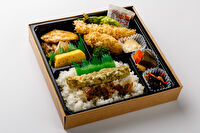 堀堀キッチン-よくばり幕の内弁当（エビフライ、カキフライ、豚の生姜焼き）