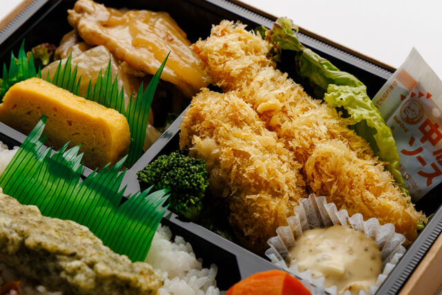 堀堀キッチン-よくばり幕の内弁当（エビフライ、カキフライ、豚の生姜焼き）