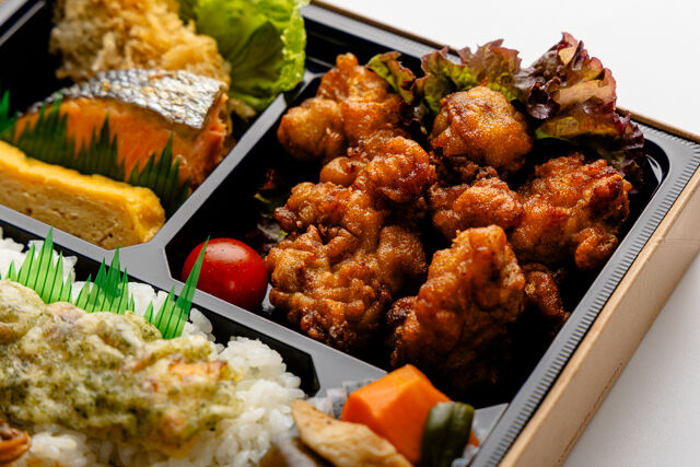 堀堀キッチン-鶏の唐揚げ＆焼き鮭＆広島産カキフライの満足幕の内弁当