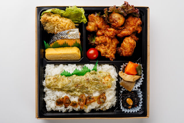 堀堀キッチン-鶏の唐揚げ＆焼き鮭＆広島産カキフライの満足幕の内弁当