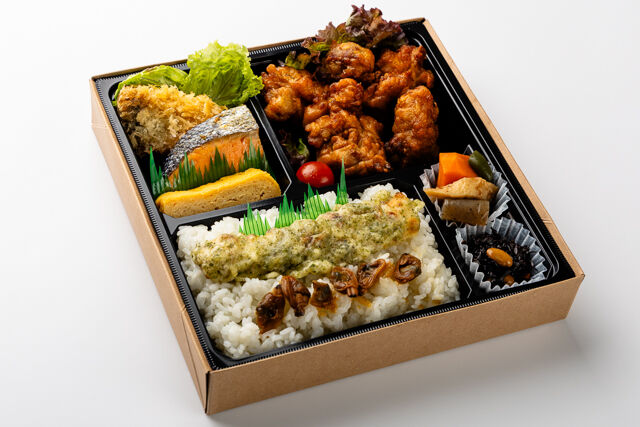 堀堀キッチン-鶏の唐揚げ＆焼き鮭＆広島産カキフライの満足幕の内弁当