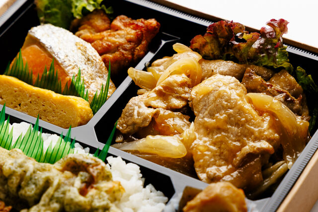 堀堀キッチン-よくばり幕の内弁当（豚の生姜焼き、鶏の唐揚げ、焼き鮭）
