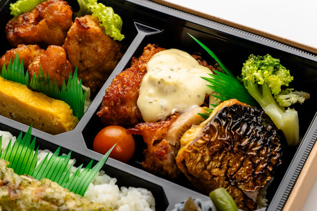 堀堀キッチン-よくばり幕の内弁当（タルタルチキン、鶏の唐揚げ、焼き鯖）
