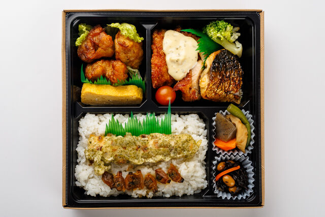 堀堀キッチン-よくばり幕の内弁当（タルタルチキン、鶏の唐揚げ、焼き鯖）