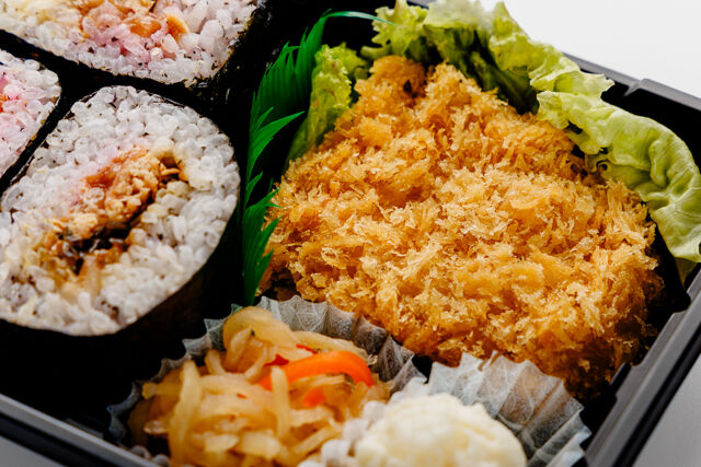 堀堀キッチン-手軽に満足！おにぎらず弁当（ヒレカツ）