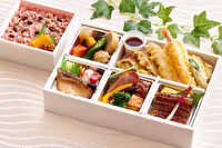 朋園-ふくじゅ（赤飯入りお祝い弁当）