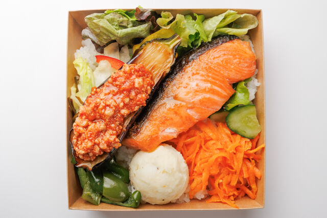 銀鮭グリルと7種の彩り副菜弁当