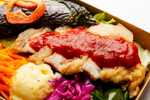 市場デリ いちばさら-国産鶏ももグリルトマトソースと7種の彩り副菜弁当