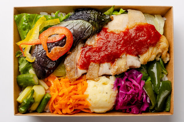 市場デリ いちばさら-国産鶏ももグリルトマトソースと7種の彩り副菜弁当