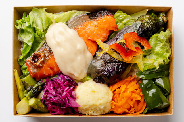 市場デリ いちばさら-銀鮭グリルと7種の彩り副菜弁当