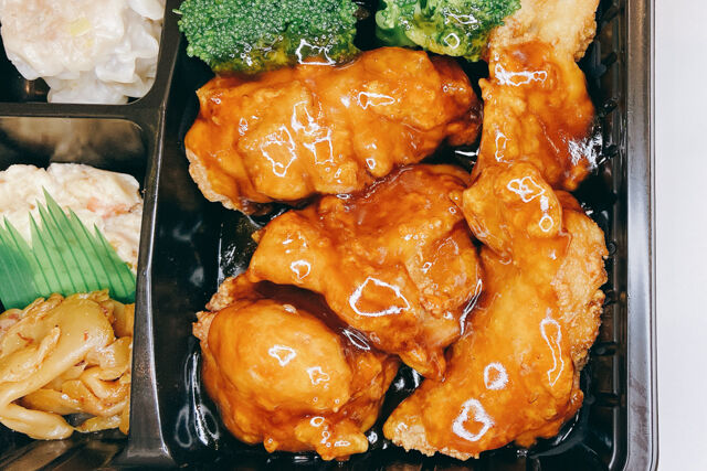 石橋飯店の鶏肉の黒酢炒め弁当