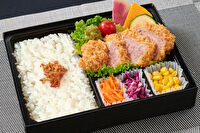 神保町ビーフ プレミアム-塊肉をじっくり揚げた赤身肉の牛カツ弁当