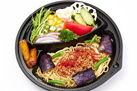 女子に造ったお弁当-パスタと新鮮野菜のサラダコンビ弁当（6）ナス／挽肉