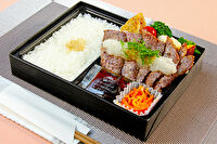 熟成焼肉 ハンバーグ 格之進 プラチナム-国産霜降焼肉弁当（ハーフ）＆牛たんメンチカツ（さっぱりおろしポン酢）