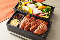 熟成焼肉 ハンバーグ 格之進-国産霜降り焼肉弁当＆蒸し鶏サラダ
